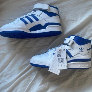 adidas skor  - helt oanvända då jag fick de i present men redan har ett par! Strl 39 men passar även både 38 och 40 🥰 nypris 1150