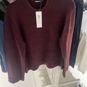 SÖKER! - Söker denna vinröda stickade tröjan från Gina Tricot i storlek xs. Hör av dig om du vill sälja den för ett rimligt pris! ❣️