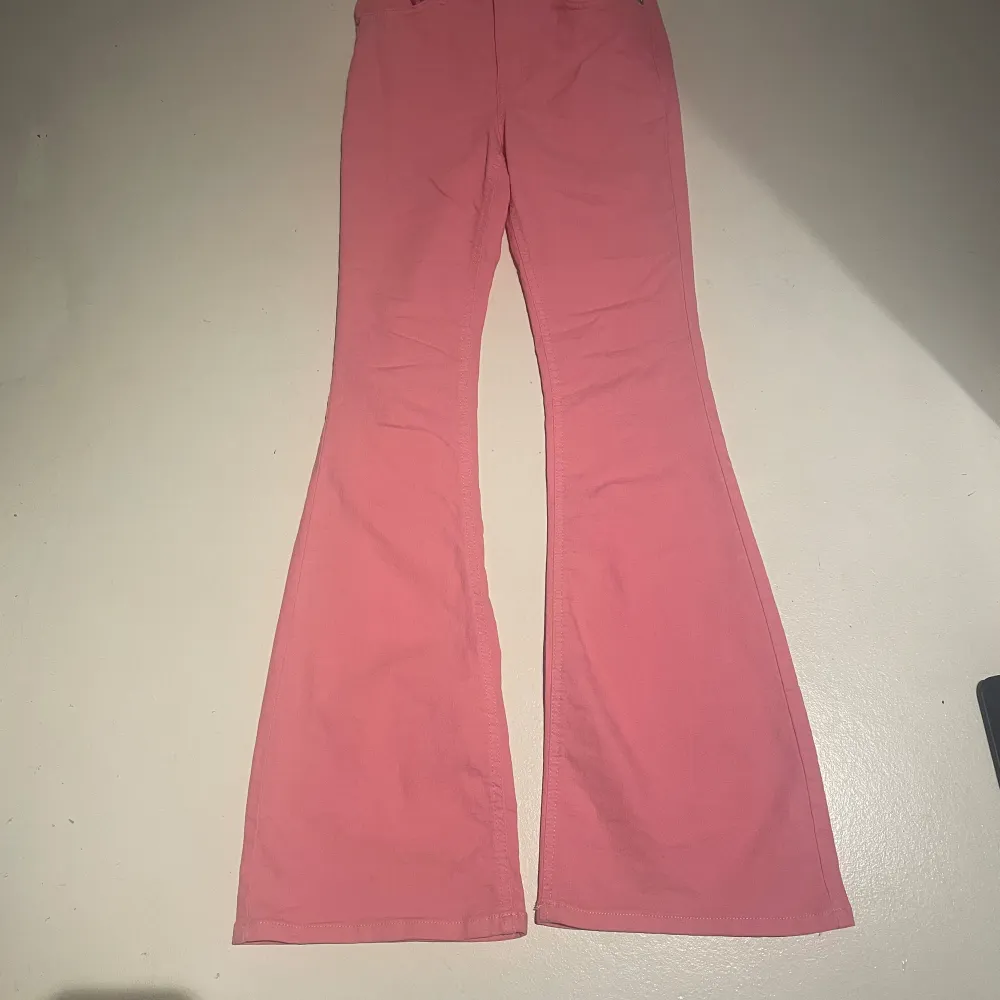 Så coola rosa bootcit jeans. Helt oanvända. Så sköna och stretchiga.. Jeans & Byxor.