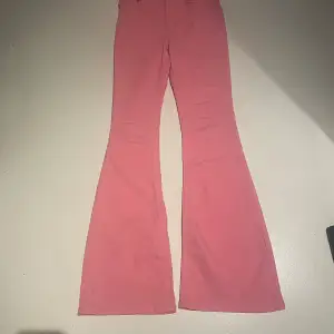 Så coola rosa bootcit jeans. Helt oanvända. Så sköna och stretchiga.