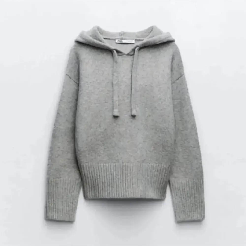 Stickad hoodie från Zara. Köpt förra vintern🥰🥰. Hoodies.