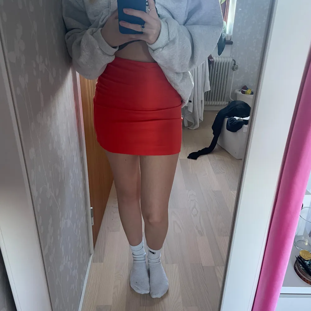 Orangeröd miniskirt som är helt oanvänd🌸. Kjolar.