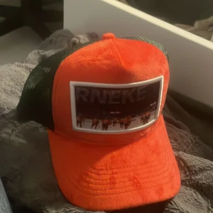 Frölunda keps  - Frölunda keps aldrig använd och har påse till,har alltid legat i påsen.Nypris 800kr och limetedidichen 