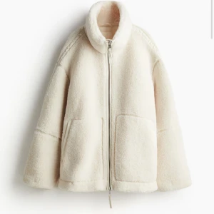 Teddy jacka H&M - Skit snygg, mysig o trendig jacka! Helt oanvänd, prislapp kvar. Slutsåld på hemsidan!! 