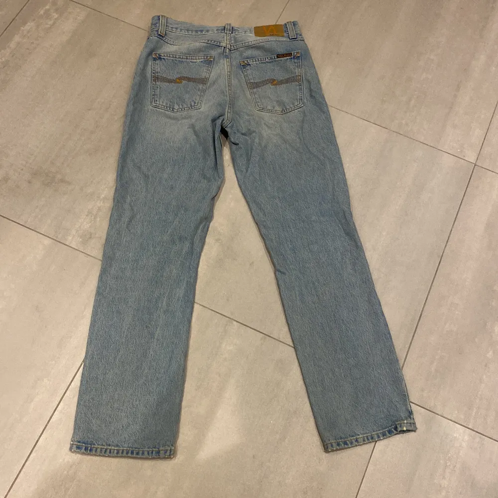 Hej! Säljer nu dess riktigt snygga och bekväma Nudie jeans i storlek: W28 & L30. Unik och strilren tvätt som sitter perfekt på mig som är cirka 175cm. Skriv vid frågor eller funderingar💬 . Jeans & Byxor.