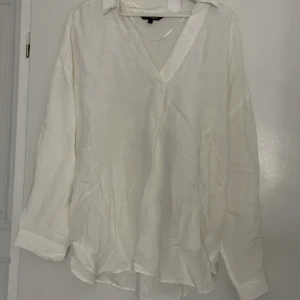 Skjorta från kappahl - Skjorta från kappahl som är köpt i tanke att ha på stranden. Har knte kommit till användning och är i så gott som nyskick. Sann till storlek. Pris går att diskuteras💕