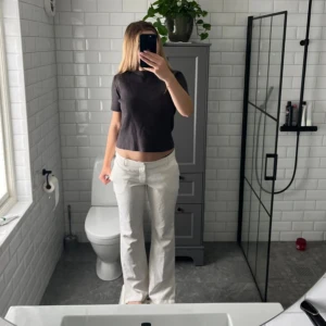 Lågmidjade kostymbyxor! - Lågmidjade kostymbyxor från bikbok i strl 40 men sitter som 38 skulle jag säga! Lite fläck på byxan som knappt syns men går att tvätta bort skulle ja tro!🥰