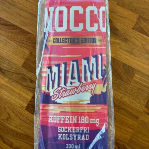 Nocco Limited Edition skylt - Nocco skylt som är Limited edition för 2024 med två av de gamla smakerna, Miami & Tropical på fram och baksida som har tagits tillbaka från 2014. Bara att skriva vid minsta funderingen