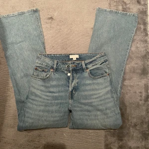 Low waist bootcut jeans - Low waist jeans i strl 38 från hm, jag har dom som lowwaist då 38 är en storlek för stor men kan ju ha de som vanliga tajta jeans oxå. Fina att ha till sweatshirt eller hoodie❤️