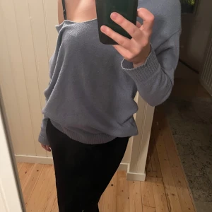 Oversized stickad blå tröja  - En fin oversized blå stickad tröja, lätt använd. 💕 På lappen står storleken xs men tröjan sitter som en M nästan L. 
