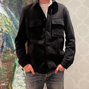 Zara Overshirt  - Hej. Säljer min Zara overshirt, perfekt till hösten. Storlek S men passar M. Fortfarande i gott skick 