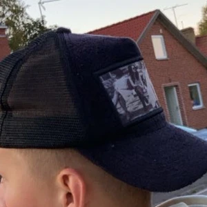 Svart Emilio pendenza velvet keps - Fint skick inga skador, den man ändrar storlek med är även i fint skick Billigare vid snabb affär