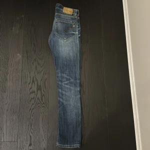 Dondup jeans - Snygga dondup jeans. Skick 9/10. W28. Nypris 3000. Mitt pris 949. Längd 99, bredd 36.