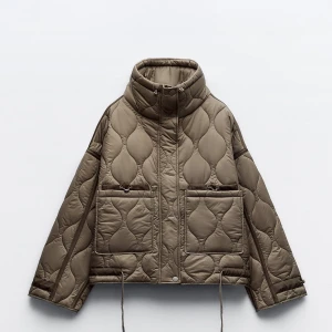 Jacka  - Hade tänkt kolla intresset på denna jackan då jag har en i storlek L. Passar en Medium- Large. Super fin men kommer tyvärr inte till användning hos mig längre. 