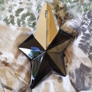 Mugler elixir EdP 50 ml - Hej! Säljer denna parfym då jag inte är så förtjust i doften längre. Sista bilden visar mängden parfym som är kvar! Hör av er vid frågor eller intresse! 💙