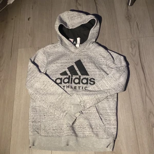 Grå adios hoodie - Grå adidas sportswear hoodie, storlek 152 i barnstorlek, använt få gånger för länge sedan, bra skick 