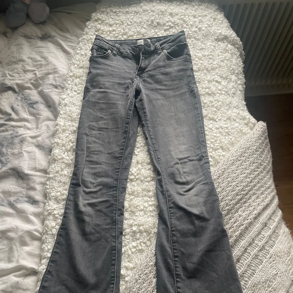 Säljer ett par snygga lågmidjade grå bootcut jeans. De är i bra skick men har dock ett litet sträck som man knappast ser (kolla sista bilden). Supersnygga och supersköna, skriv om ni vill ha mer info eller mer bilder💖. Jeans & Byxor.