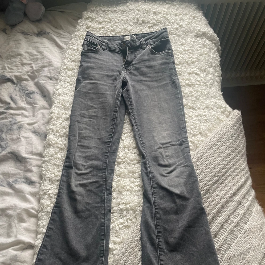 Grå bootcut jeans - 91