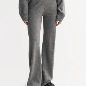 Soft Goat Pants - Intressekoll på mina Straight Pants från Soft Goat, underbara cashmere mjukisbyxor!! Strl Medium, passar en Small. Använt lite men är för långa för mig och har därav lite slitage på nedre kanten.   Nypris 2900kr