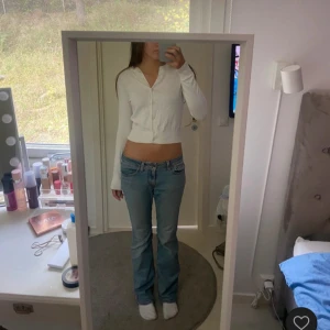 Vit hm kofta  - LÅNAD BILD! Väljer att sälja denna kofta då jag tycker inte den passar på mig. Inget fel med den men dock lite små nopprig men absolut inget man märker av. PRIS KAN DISKUTERAS!