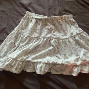 Blommig kjol - Blommig kjol från Nelly i storlek xs men passar även folk som har större då den är väldigt stretchig. Säljer då det inte är min stil längre.  Använd köp knappen om du vill köpa och skriv om du har fler frågor💞