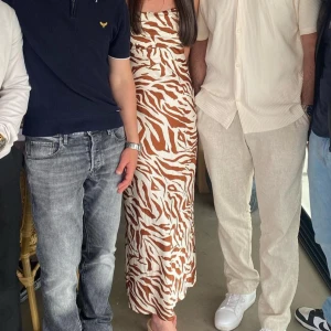 Satinklänning med öppen rygg  - Säljer en super fin satinklänning i zebra mönster🤍⭐️✨