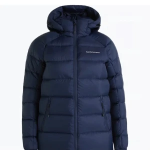 Peak performance jacka  - Säljer denna marinblåa jacka i storlek M från peak performance i modellen frost down☺️