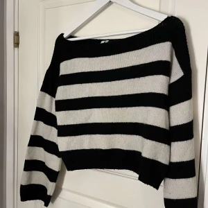 Stickad vit och svart randig off shoulder tröja - Stickad off shoulder tröja från NLY Trend. Sitter jättebra, har bara inte använt på länge. Storlek XS😻💞 