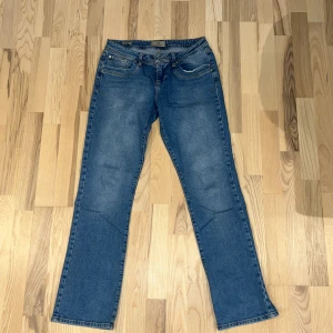 Jättesnygga LTB jeans - Knappt använda trendiga bootcut jeans som är slutsålda nästan överallt, inga tecken på användning. Modell: Valerie  Nypris: 800kr. Storlek: W29/L32