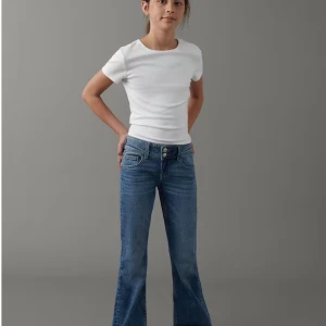 Low waist flare pocket jeans - Säljer dessa jätte snygga lågmidjade jeansen från Gina Young. Säljer för de är för korta. Väldigt bra skick. Köpte för 350kr. Priset kan diskuteras 💕