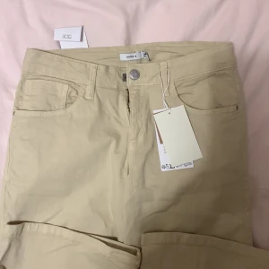 Beiga jeans🫶 - Beiga jeans från name it i bra skick! Har aldrig använt 