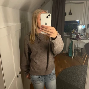 Stickad hoddie - Jätte bra i sick, inte använd så många gånger Max 10ggr, väldigt skönt och mjuk och sticks inte mot huden. Säljer den på grund av att den inte passar just mig. 