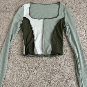 Topp - Snygg långärmad topp i storlek xs. Som ny. Säljer även i beige / brun (se min profil) som kan sammfraktas.