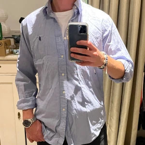 Blå skjorta från Ralph Lauren - Ralph laruen skjorta ljusblå | Skick - 9/10 | Size - M | Modell - Classic fit | Pris - 599kr | Modellen är ca 182cm lång | Skriv vid frågor eller funderingar!