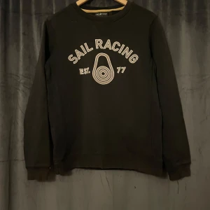 Sail racing sweater - Säljer denna fina tröja som är i bra skick  men har tyvärr en missfärgning vid handleden som syns på sista bild. Storlek S 