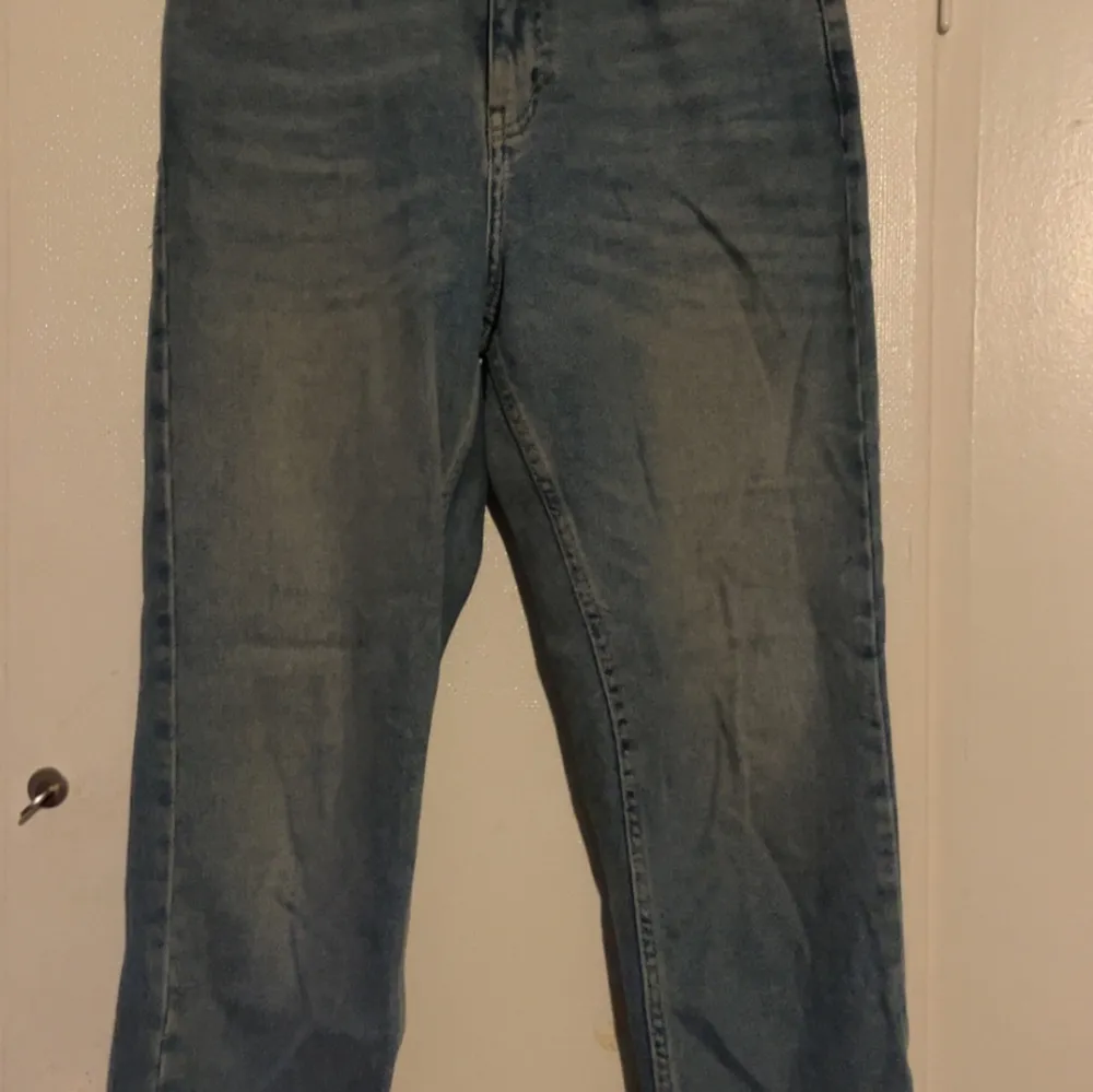 Snygga jeans från BDG. Vet tyvärr inte storleken men skulle gissa XS/ kanske S! Skriv för bättre bilder! Både för färgen och passformen!!💓. Jeans & Byxor.