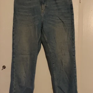 BDG jeans - Snygga jeans från BDG. Vet tyvärr inte storleken men skulle gissa XS/ kanske S! Skriv för bättre bilder! Både för färgen och passformen!!💓