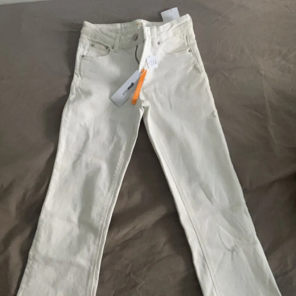 Helt nya jeans från gina säljer dom för 100kr eftersom de är nån fläck på jeansen ( de va så när jag köpte den ) Har aldrig användt dom. Pris kan diskuteras också. Jeans & Byxor.