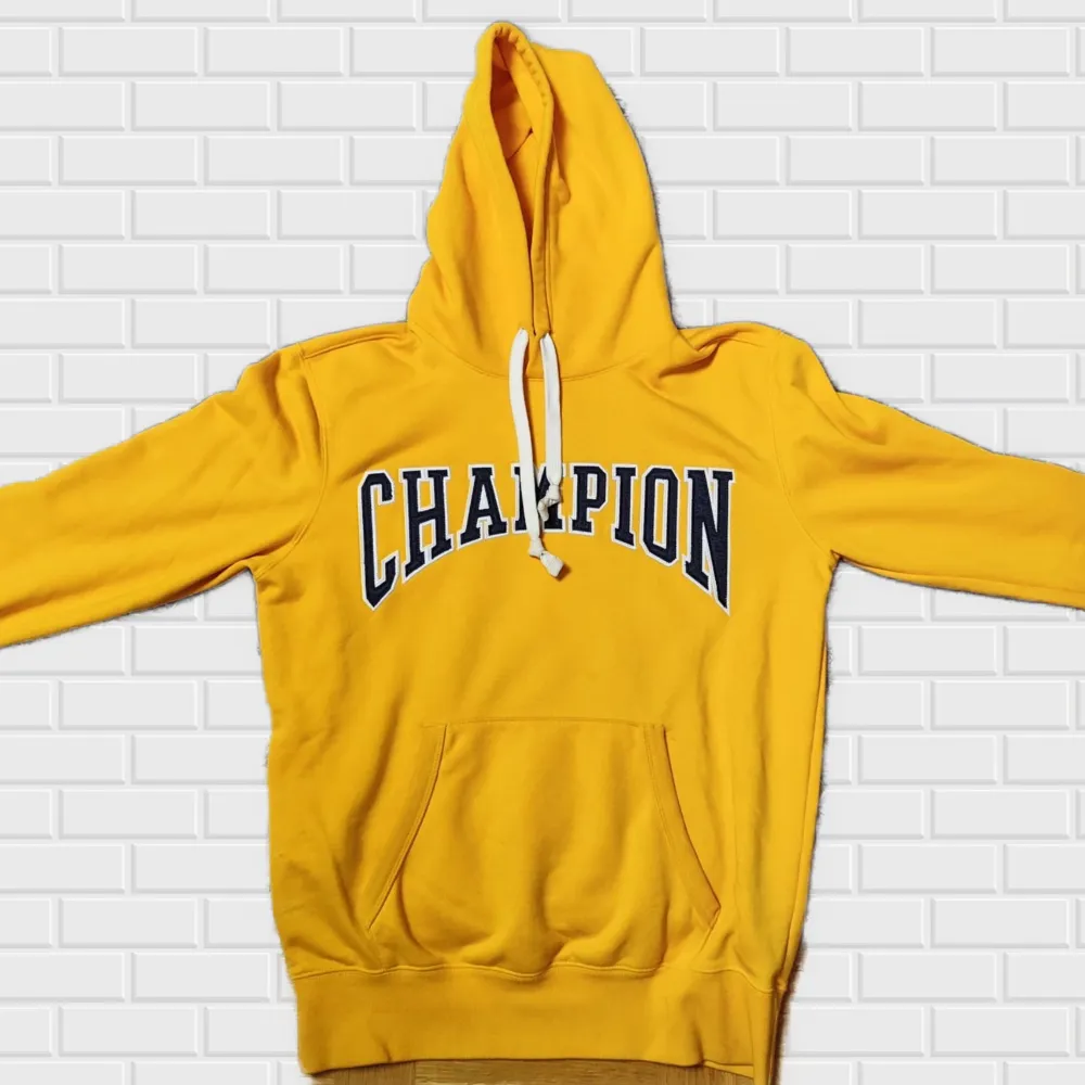 Champion hoodie storlek M, Bekväm och varm perfekt för kallare vädret, Inga skador/slitage, PRIS KAN DISKUTERAS . Hoodies.