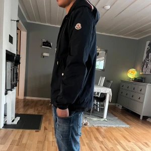 Moncler windbraker - Säljer en riktigt fett moncler windbraker perfket till hösten Sick 9-10