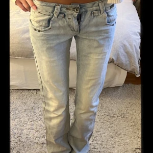 Ljusblå jeans  - Så coola, trasig dragkedja men syns knappt när man har på sig dem (kolla på bilden)