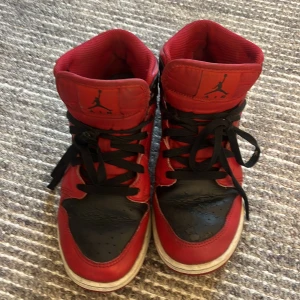 Jordan 1  - Jag säljer mina Jordan 1 för att dom inte kommer till användning mer, dom är i bra skick💗skriv privat för frågor o mer bilder 