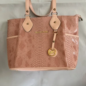 Michael kors ”rosa” väska - Michael kors väska bra skick, kommer med axelrämm!