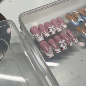 Rosa naglar  - Handmålade rosa lösnaglar 💕klicka gärna på köp nu eller hör av er vid frågor! 🌸