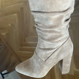 Klackar - Skit snygga mocka klackar/boots. Köpta för 6månader sen men aldrig använda. De är helt i nyskick. Nypris cirka 700 säljer för 550.