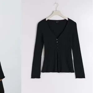Svart topp  - Svart topp från Gina Tricot. En knapp är sönder. Annars fint skick. 🫶🏼