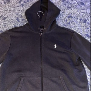 Ralph Lauren Zip - Säljer min Ralph Lauren zip som jag också köpt på plick, då den tyvärr är lite för stor på mig. Skriv gärna för frågor eller mer bilder.