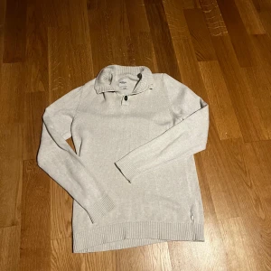 Dobber tröja - En dobber tröja i perfekt skick! Skitsnygg till hösten att bygga sjuka outfits med! Exempel i sista bilden🤑✅⭐️