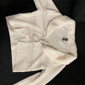 Vit kofta - Jätte söt vit kofta som tyvärr inte kommer till användning, storlek M passar även mig som använder storlek s, kan posta och mötas upp i Stockholm skriv gärna innan du köper!