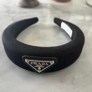 Prada diadem  - Nytt oanvänd. Osäker om det är äkta, köpte på tradera för 950 kr. 